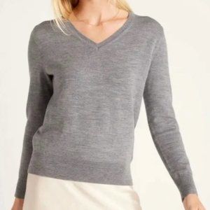Banana Republic Gray V-Neck Sweater (Size XS)